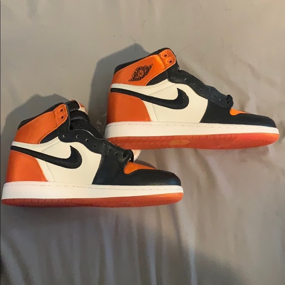 Air Jordan 1 Satin - Picture 5 of 7